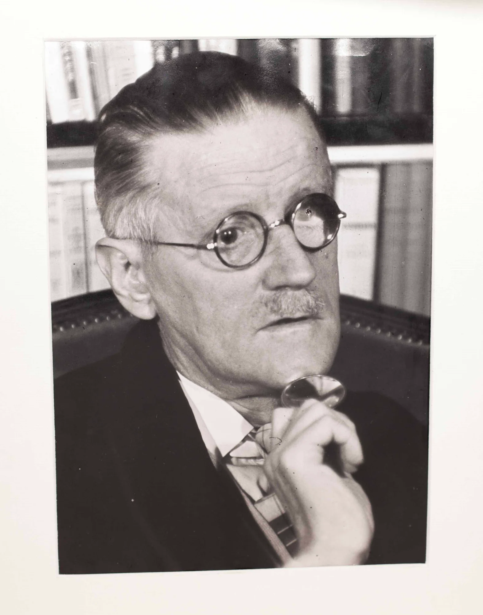 JOYCE, James. FREUND, Gisèle. — Original photographic portrait, 1938. (Réf. 21650)
