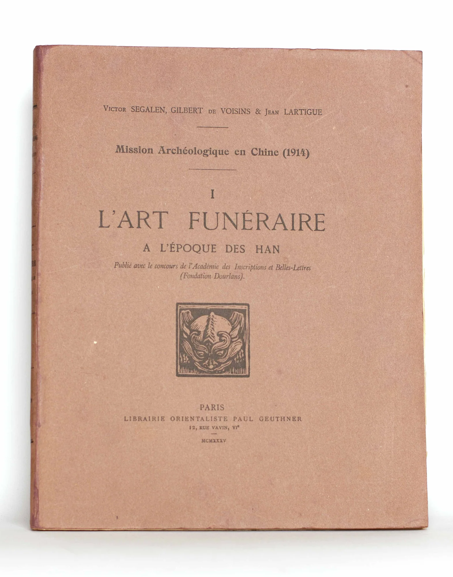 SEGALEN (Victor). GILBERT DE VOISINS (Augusto). LARTIGUE (Jean). — Mission archéologique en Chine (1914 et 1917). Atlas. Tome I. Planches I à LXVIII. La Sculpture et les monuments funéraires (Provinces du Chan-si et du Sseu-tch'ouan). Tome II. Planches LX