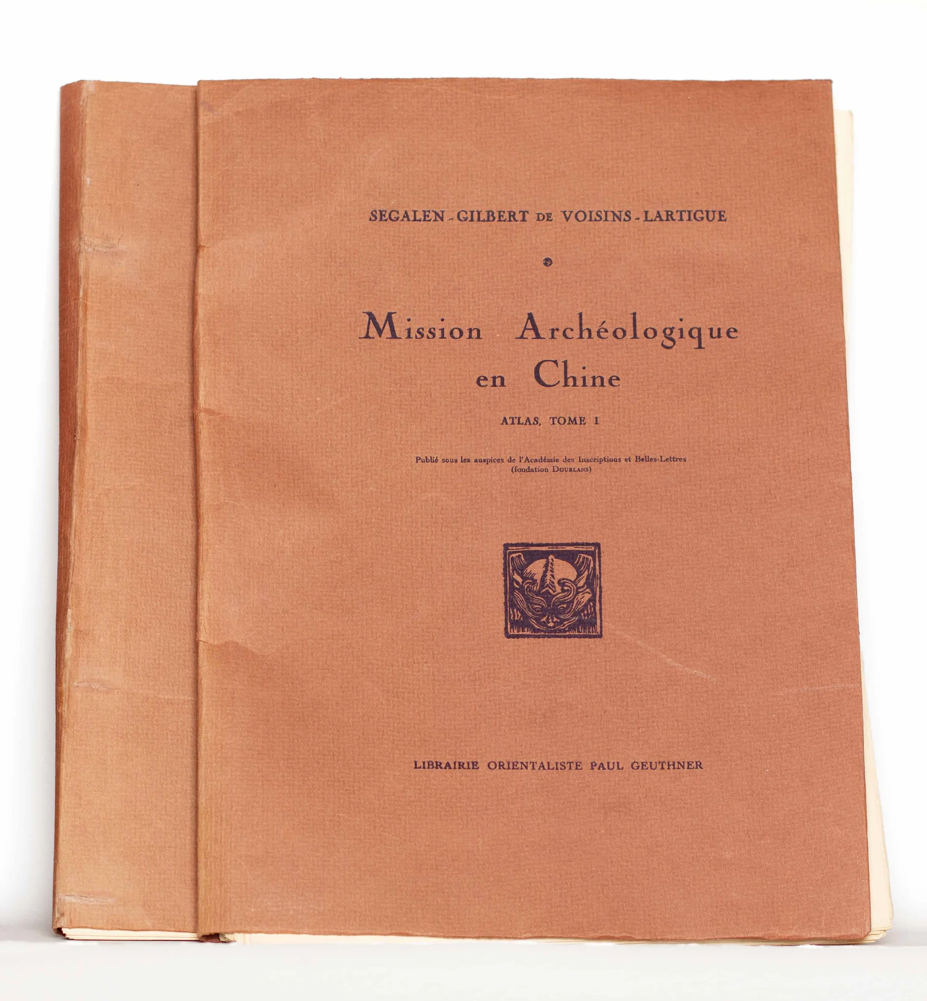 SEGALEN (Victor). GILBERT DE VOISINS (Augusto). LARTIGUE (Jean). — Mission archéologique en Chine (1914 et 1917). Atlas. Tome I. Planches I à LXVIII. La Sculpture et les monuments funéraires (Provinces du Chan-si et du Sseu-tch'ouan). Tome II. Planches LX