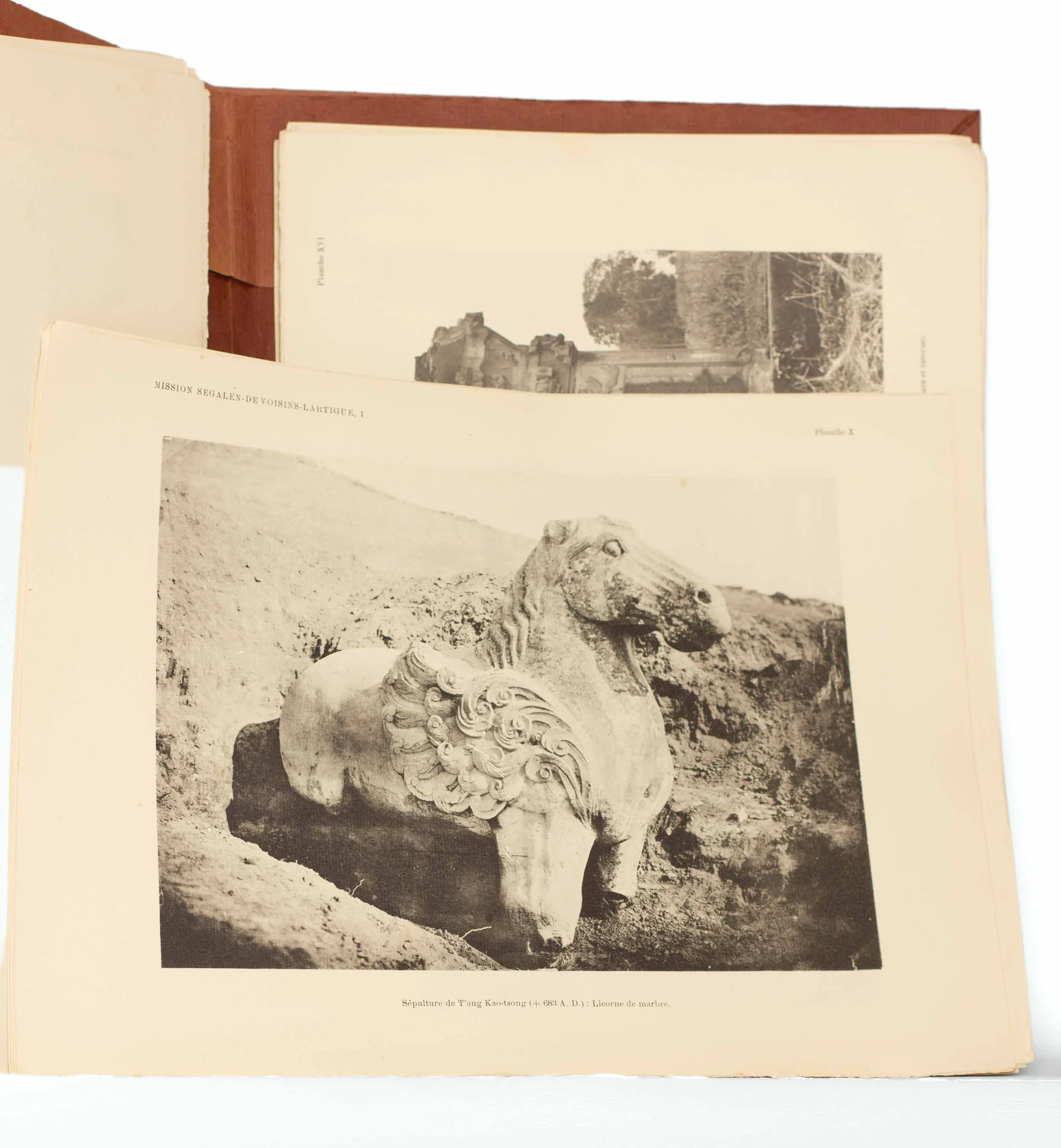 SEGALEN (Victor). GILBERT DE VOISINS (Augusto). LARTIGUE (Jean). — Mission archéologique en Chine (1914 et 1917). Atlas. Tome I. Planches I à LXVIII. La Sculpture et les monuments funéraires (Provinces du Chan-si et du Sseu-tch'ouan). Tome II. Planches LX