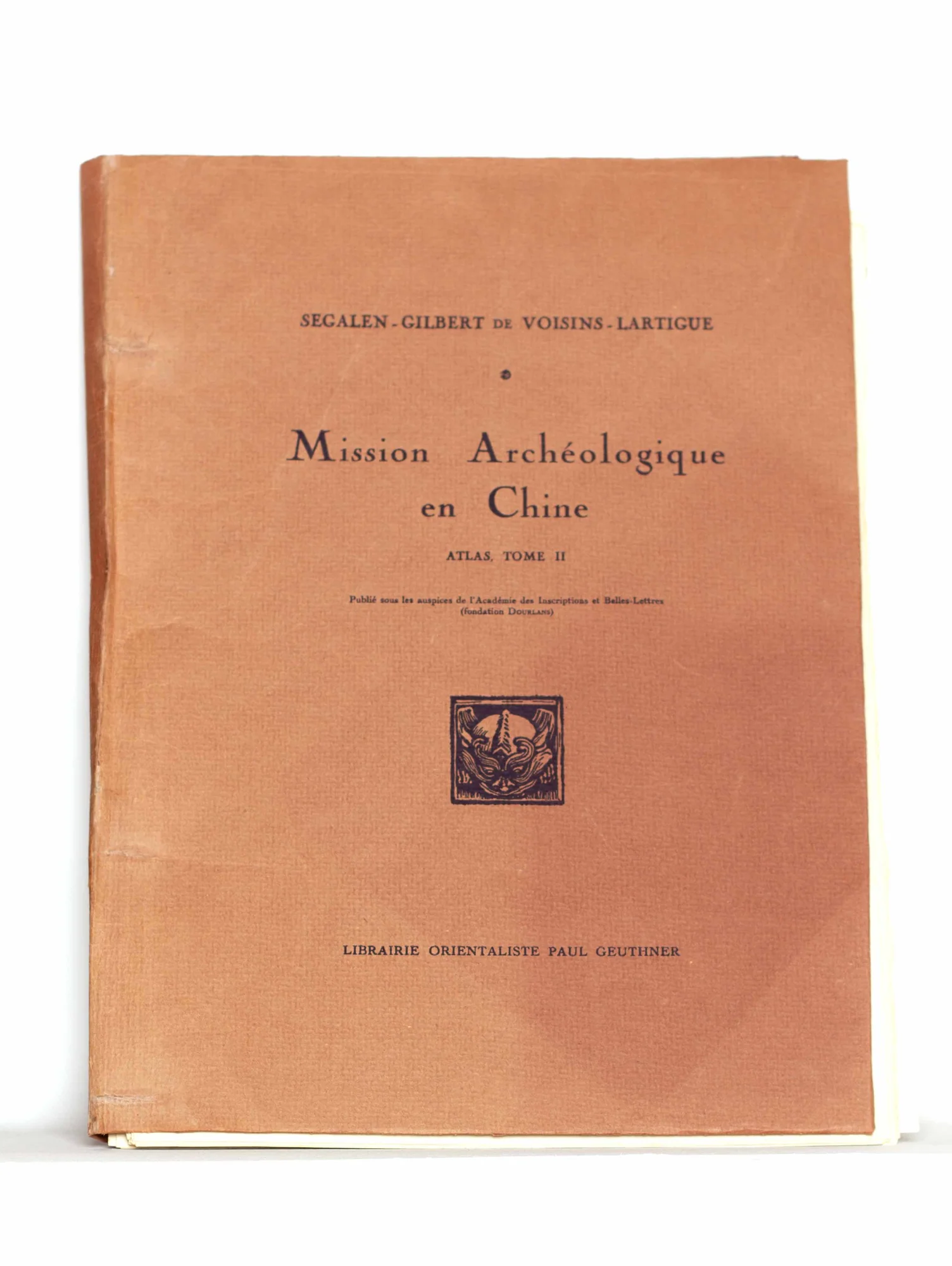 SEGALEN (Victor). GILBERT DE VOISINS (Augusto). LARTIGUE (Jean). — Mission archéologique en Chine (1914 et 1917). Atlas. Tome I. Planches I à LXVIII. La Sculpture et les monuments funéraires (Provinces du Chan-si et du Sseu-tch'ouan). Tome II. Planches LX