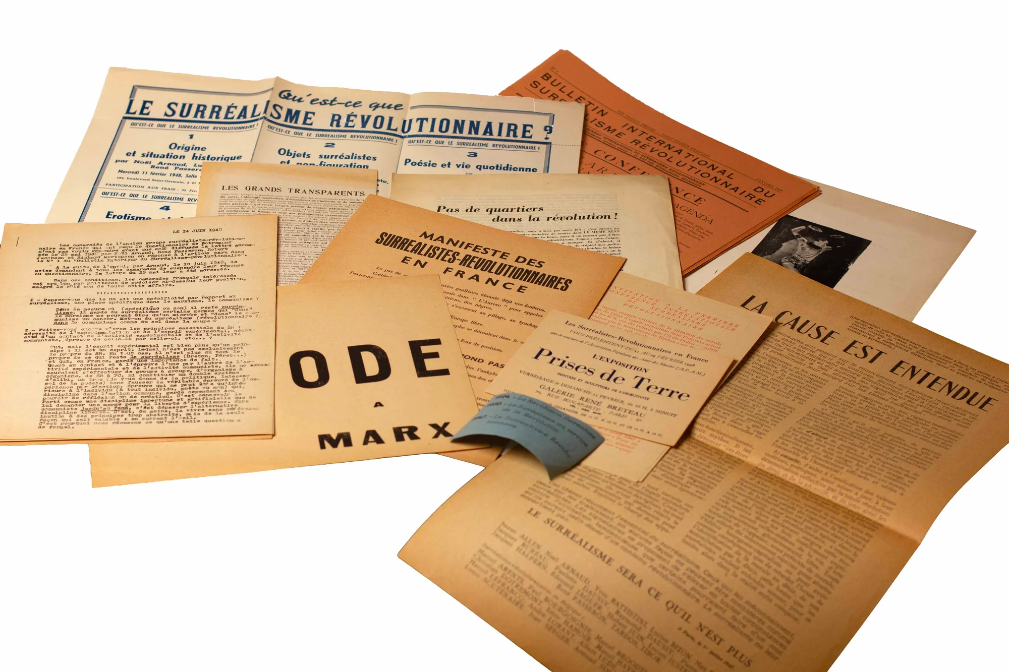 (SURREALISME REVOLUTIONNAIRE). — Important ensemble de 12 tracts, documents, revues et papillons du Groupe Surréaliste Révolutionnaire. (Réf. 23145)