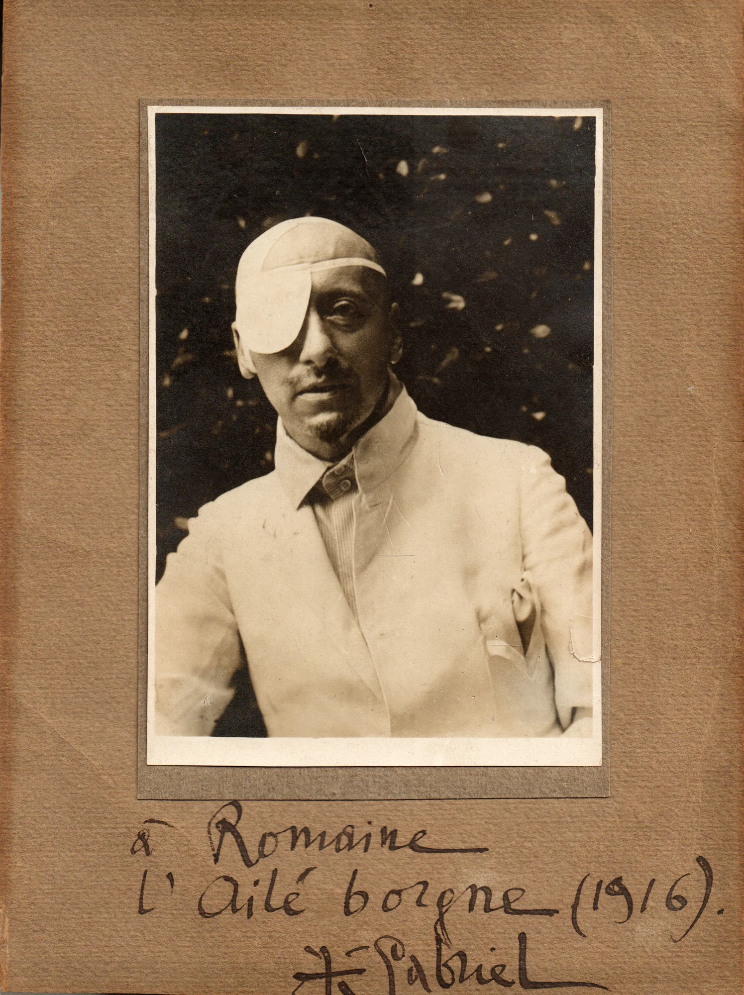 D’ANNUNZIO (Gabriele). BROOKS (Romaine). — Portrait de Gabriele D’Annunzio un bandeau sur l’œil, vers 1916. (Réf. 24761)
