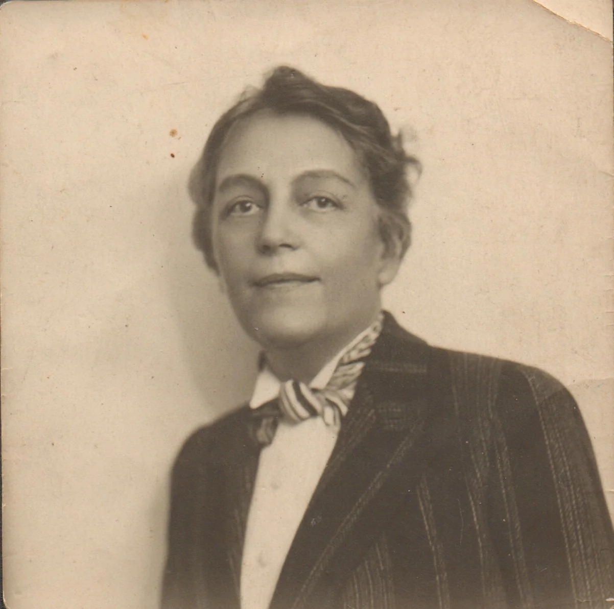 BROOKS (Romaine).  VAN VECHTEN (Carl). — Portrait photographique de Romaine Brooks. (Réf. 24763)
