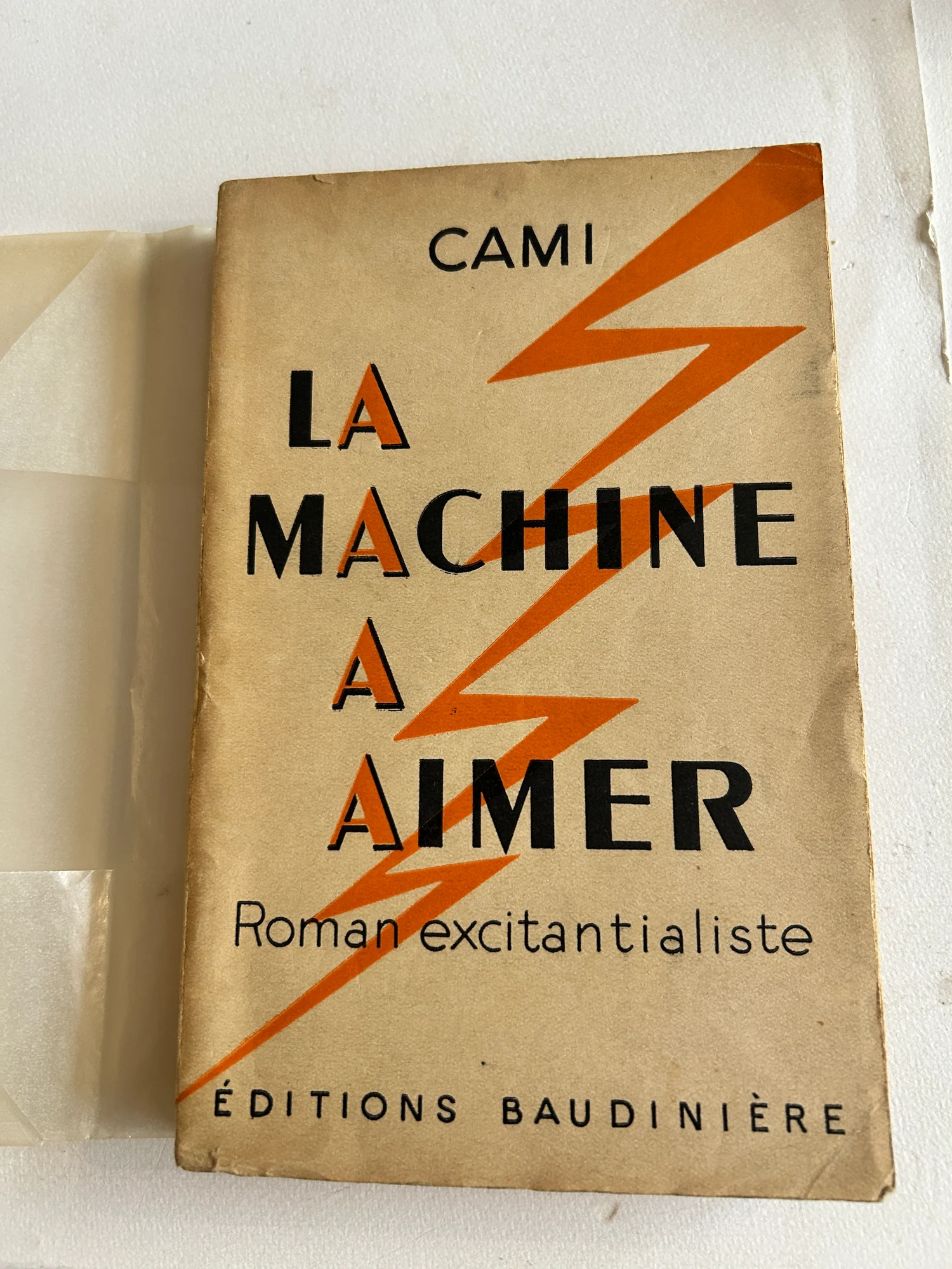 CAMI. — La machine à aimer. Roman excitantialiste. (Réf. 25410)