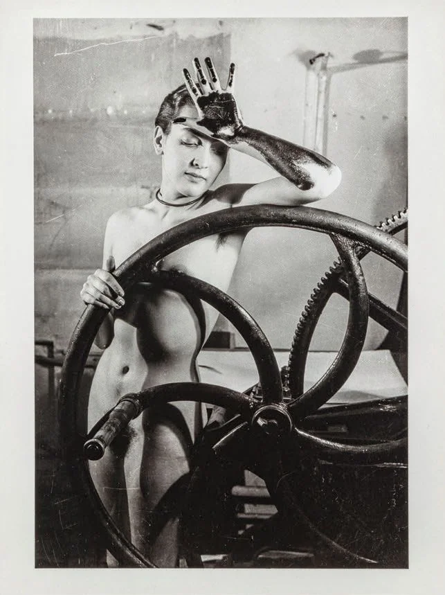 MAN RAY. — Erotique voilé. Meret Oppenheim, 1933. (Réf. 25641)