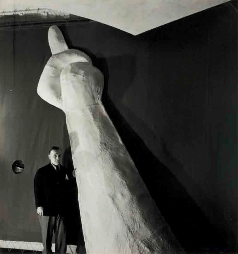 KIESLER (Frederick). BELLON (Denise). — PHOTOGRAPHIE ORIGINALE : Frederick Kiesler près de sa sculpture «Figure anti-tabou» lors de l'Exposition Internationale du Surréalisme en 1947. (Réf. 26075)